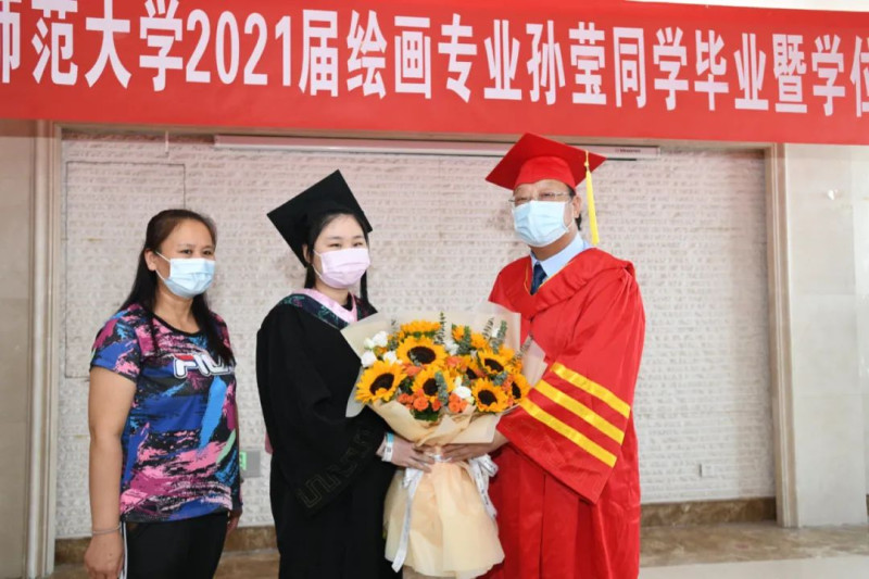 歷經了6年，孫瑩終於完成大學學業。校方特別在病房裡為她舉辦畢業典禮。   圖：翻攝自環球網