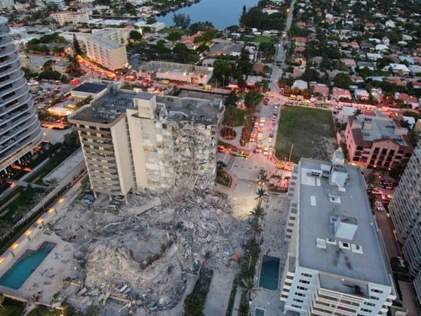 美國邁阿密戴德郡瑟夫賽德市一棟12層樓高的濱海大廈24日凌晨突然倒塌。   圖：翻攝Miami-Dade Fire Rescue推特