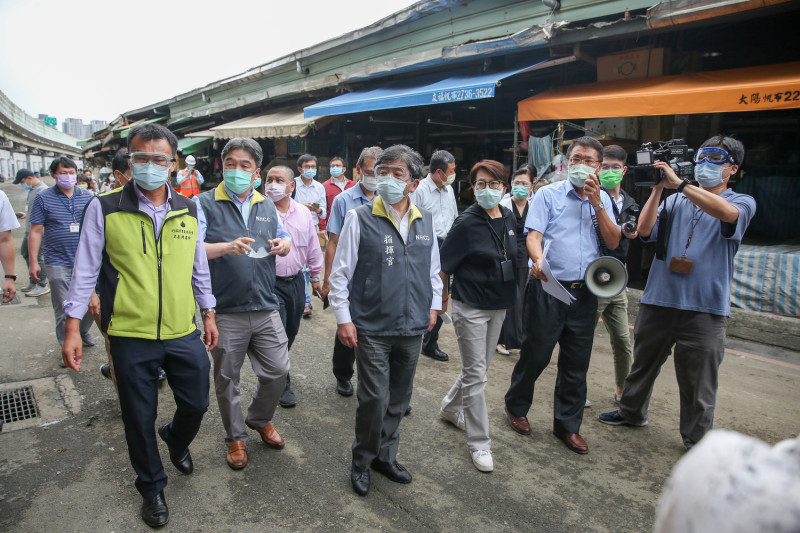 疫情指揮官陳時中視察兩處果菜市場，台北市副市長黃珊珊、農委會主委陳吉仲與經濟部長王美花等人都在現場。   圖：中央流行疫情指揮中心/提供