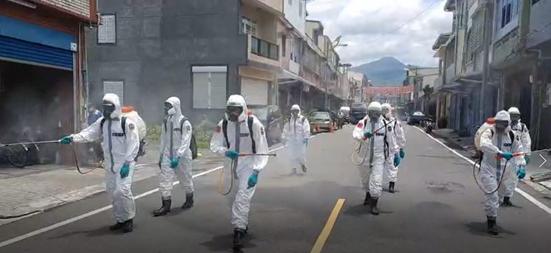 國軍化學兵在枋山進行全面環境清潔消毒。   圖：屏東縣政府提供