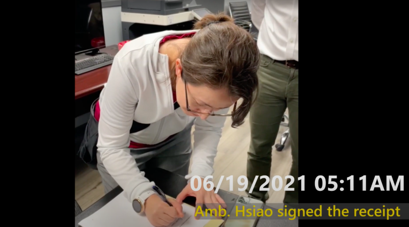 影片中紀錄蕭美琴簽收疫苗的感動時刻。   圖：翻攝自駐美代表處YouTube影片