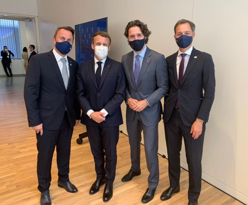 盧森堡總理貝特爾（左起）參加歐盟峰會，與法國總統馬克宏、加拿大總理杜魯道、比利時首相德克羅等人互動熱絡。   圖：翻攝自貝特爾推特