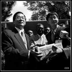 2002年時任總統陳水扁訪問馬拉威時與外交替代役羅一鈞合照   圖：陳致中臉書