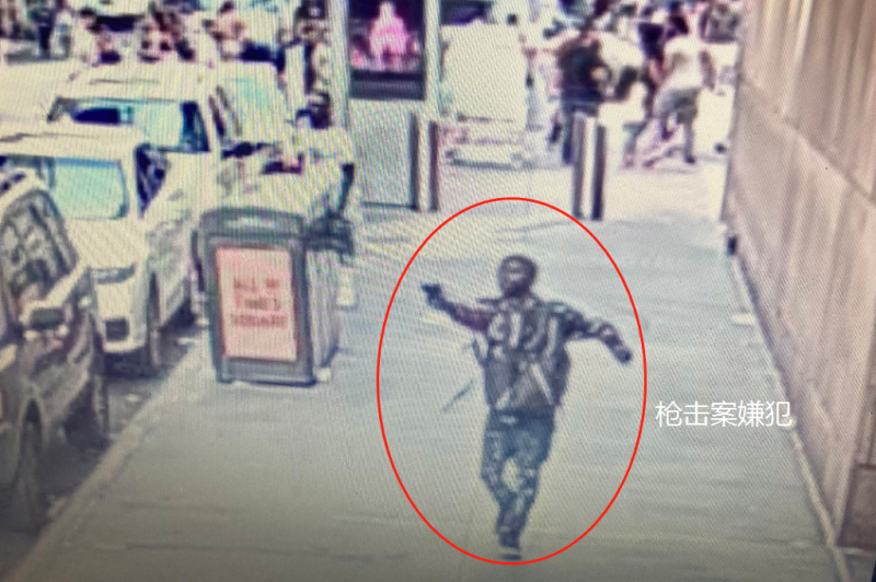 美國紐約時報廣場當地時間27日下午發生槍擊案，一名21歲的男性遊客背部中彈，但無生命危險。事發時，廣場槍聲大作，人群逃竄。   圖 : 翻攝自環球網