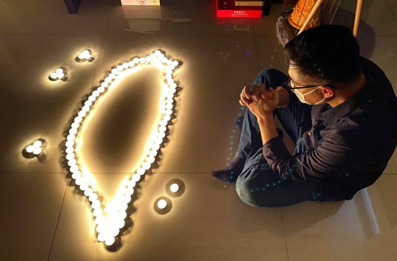 國民黨主席江啟臣6月6日響應「8點熄燈1分鐘」活動，向政府表達無聲的抗議，同時也向死亡的確診者表達無限的哀悼。   圖：翻攝江啟臣臉書