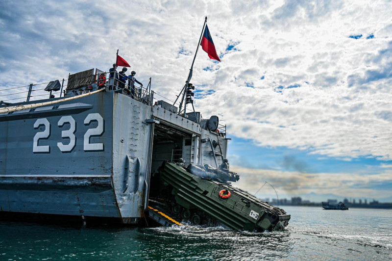 AAV-7兩棲突擊車登上「中和級戰車登陸艦」。   圖：翻攝中華民國海軍臉書粉專