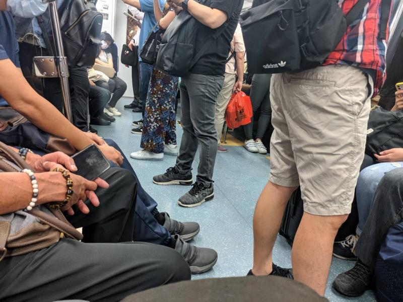 通勤時段台鐵車廂內人潮爆多，引發網友討論。   圖：翻攝自PTT