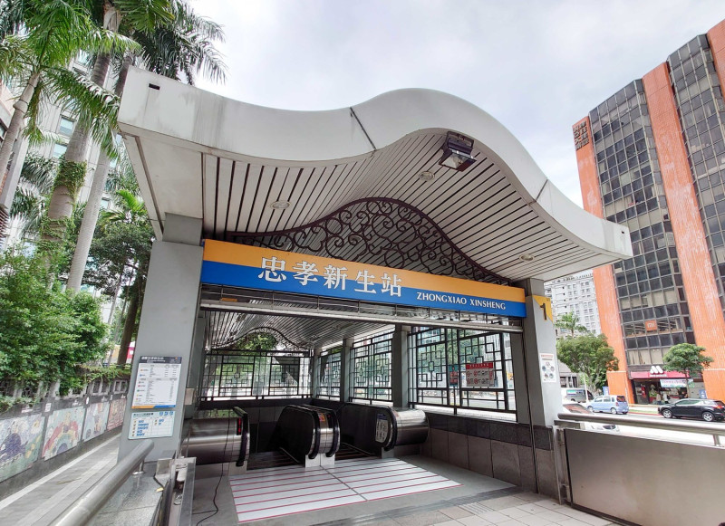 為方便民眾通行，捷運忠孝新生1號出入口已改善為雙向電扶梯。   圖：台北市政府捷運工程局／提供