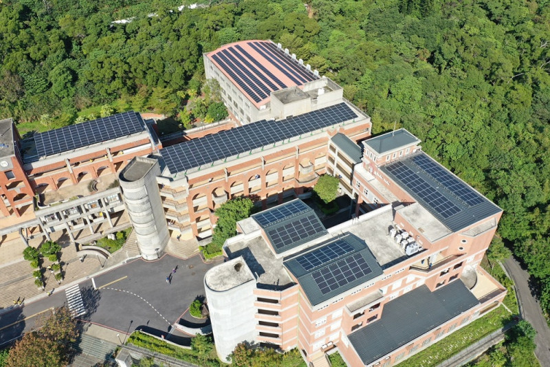 新北市110年度持續推動「民間屋頂設置太陽光電系統補助計畫」，總補助經費達450萬元。   圖：新北市經發局提供