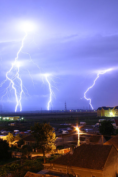 彭啟明呼籲聽到雷聲，盡速進入建築物內避難。   圖：翻攝自Wikimedia Commons