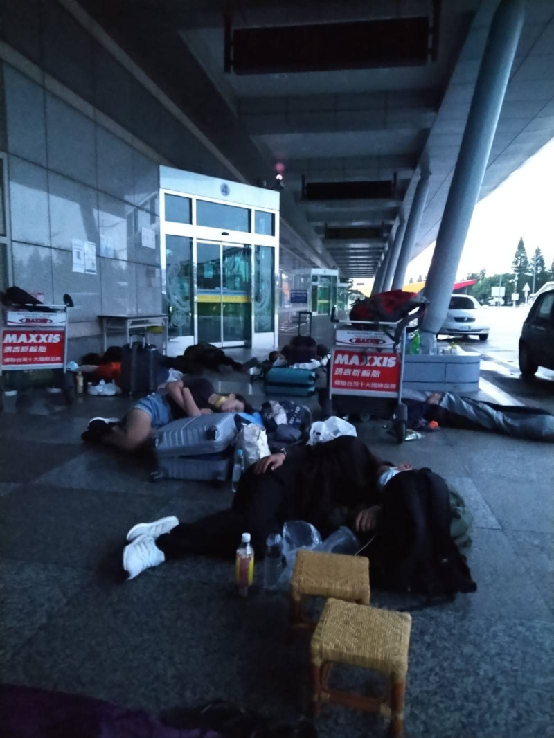 有網友拍下澎湖機場一位難求，大批旅客排隊等候補，甚至就地躺著休息。   翻攝自正港澎湖大網聚臉書