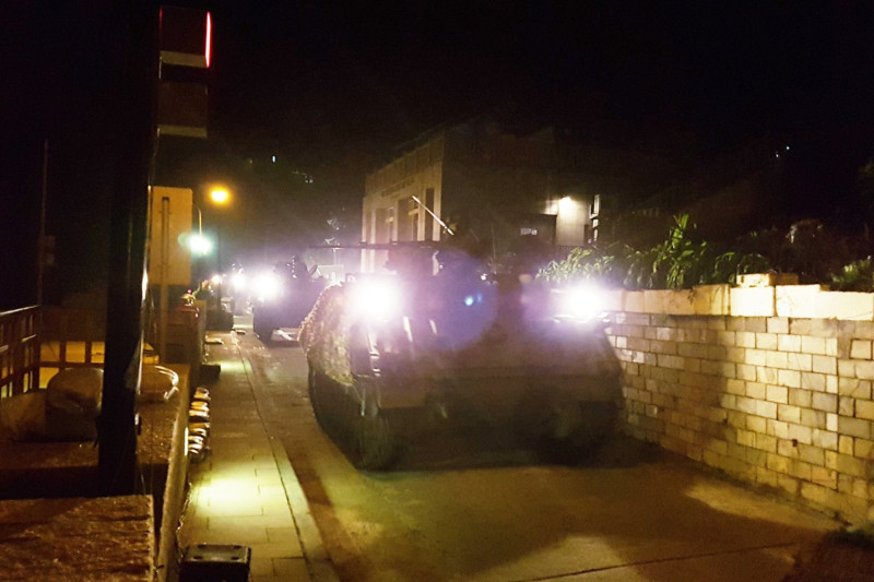 陸軍馬祖防衛指揮部「雲台操演」戰備演訓，CM-21裝甲車在馬祖街頭機動就戰術位置。   圖：翻攝中華民國陸軍臉書