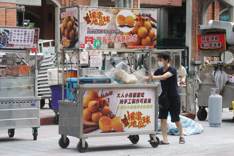 賣地瓜球的攤商推著攤車到寧夏夜市就定位。   圖：張良一/攝