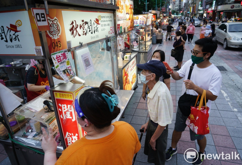 台北市29日宣布夜市「微解封」，已開始湧現人潮。（圖為寧夏夜市微解封）   圖：張良一 / 攝 (資料照)