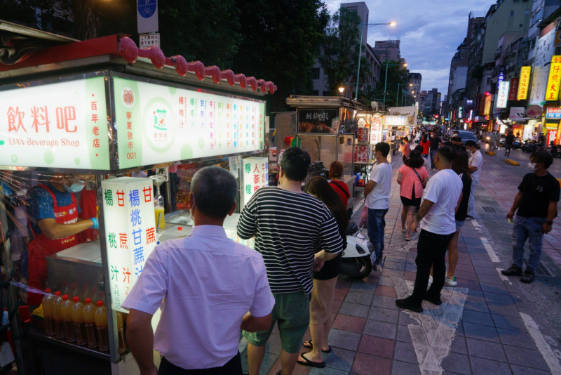 台北市宣布「夜市微解封」，逛夜市人潮湧現。   圖：張良一/攝（資料照）