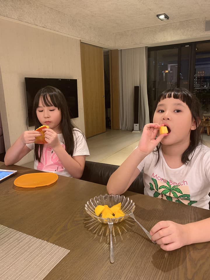 彭佳慧在臉書上秀出自己女兒大口吃芒果的照片，力挺家鄉。   圖：翻攝自彭佳慧臉書