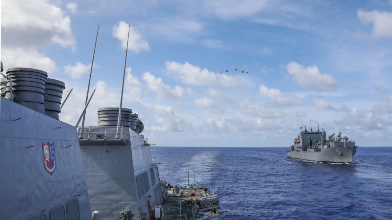 美星「太平洋獅鷲2021」演習，後方為美軍路易斯克拉克級乾貨彈藥補給艦「愛蜜莉亞·艾爾哈特號(T-AKE-6)」。   圖：翻攝U.S. Pacific Fleet推特