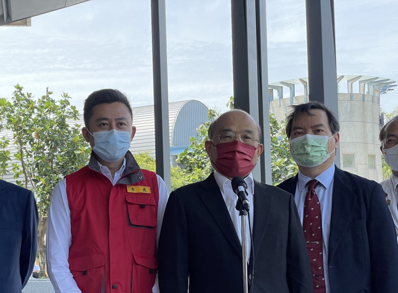 行政院長蘇貞昌今（30）日下午視察新竹市立體育館疫苗施打站前受訪。   圖：行政院提供