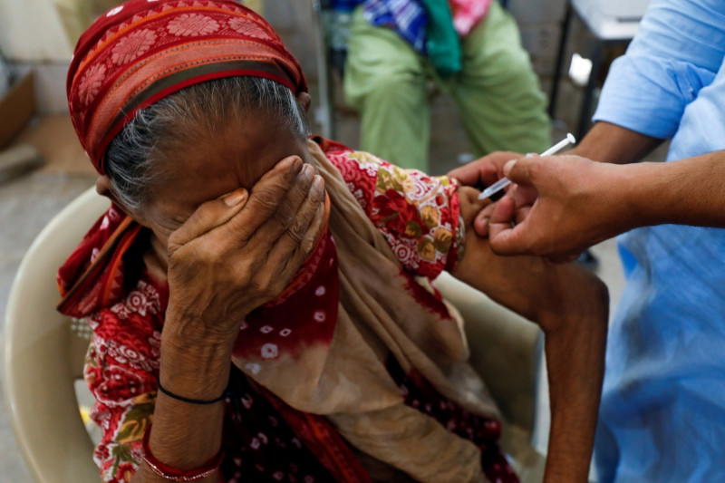 巴基斯坦目前施打的疫苗以中國疫苗為大宗。圖為巴基斯坦民眾接種疫苗。   圖:達志影像/路透社