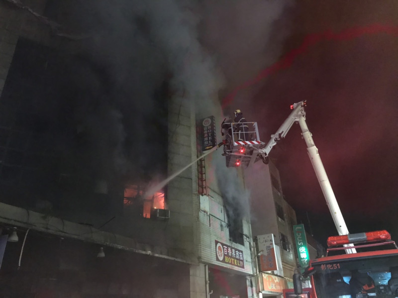 彰化市喬友大廈30日晚間近8時發生火警。   圖：彰化縣消防局提供