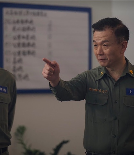 軍中背景的政治評論員于北辰堅持「中華民國台灣」，在藍綠都得到不少認同，圖為他客串影集劇照。   圖：翻攝自于北辰在桃園臉書