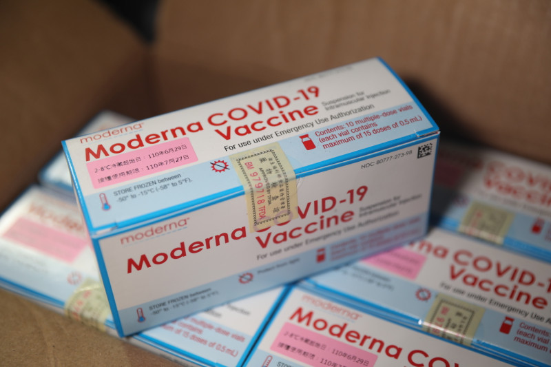 一箱箱莫德納疫苗到貨，高雄首先開放75歲以上長輩補打。   圖：高雄市政府提供