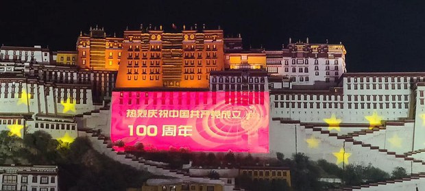 西藏布達拉宮外牆遭掛上慶祝中共百年布條   圖：翻拍自臉書