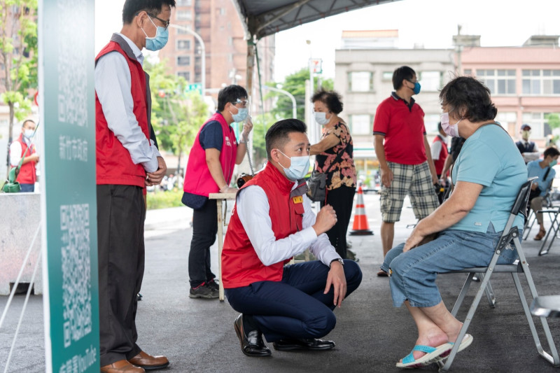 新竹市長林智堅視察疫苗施打站，並關心前來施打的長者。   圖／新竹市政府提供（資料照片）