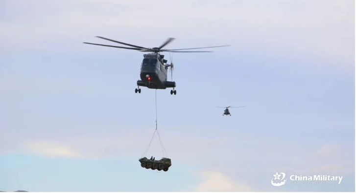 「直-8L」是解放軍「直-8」系列中大型通用直升機的最新版本，機身更寬，因此也被外界稱為「寬體直-8」，能夠容納戰鬥車輛，增強陸軍空中突擊能力。   圖：翻攝自騰訊網