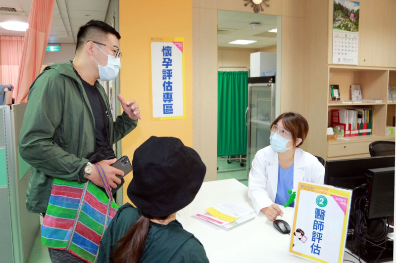 專科醫師在孕婦接種疫苗前會先詳細問診。   圖：台南市政府提供