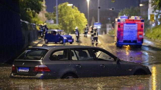 德國各地遭遇大風、暴雨等強對流天氣，幾乎全境都受到了影響，多地街道內澇積水、地下室被淹，引發交通事故。   圖 : 翻攝自環球網