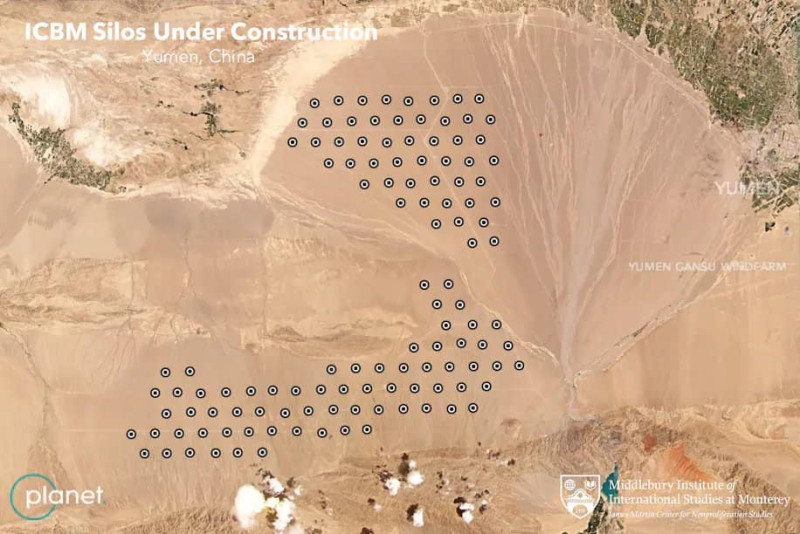 中國在甘肅地區的玉門關沙漠附近，被發現有約100多個核彈道飛彈發射井。   圖：翻攝 Will Marshall推特