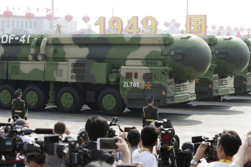 中共2019年國慶展示公路版「東風41型」洲際彈道飛彈。   圖：翻攝新華網(資料照片)