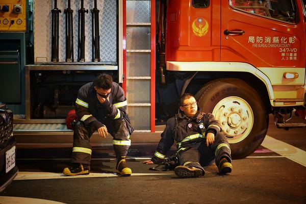 消防人員累癱在消防車旁。   圖：翻攝JJ Nian臉書