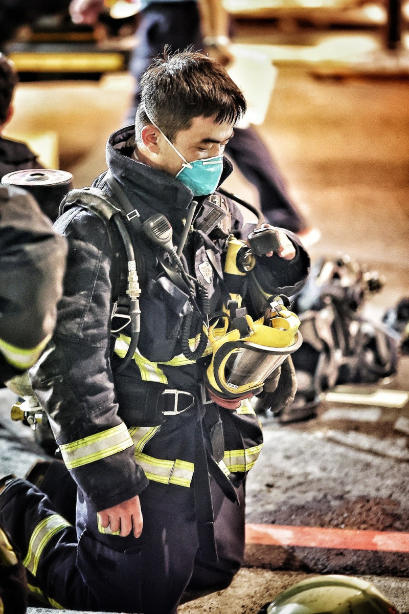 網友JJ Nian拿起相機拍下消防人員的英雄身影。   圖：翻攝JJ Nian臉書