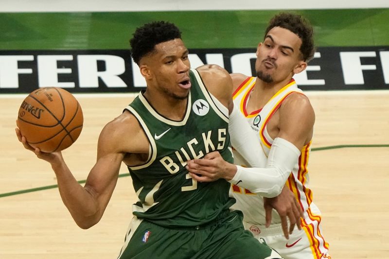 Giannis Antetokounmpo和Trae Young對位。   圖／美聯社／達志影像