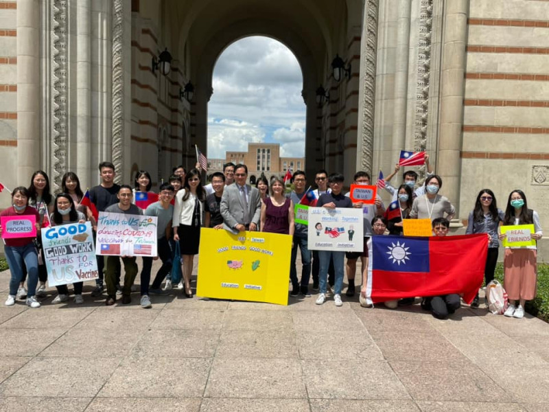 美國休士頓台灣留學生齊聚萊斯大學，手持國旗和標語，感謝美國捐贈疫苗給台灣。   圖：翻攝休士頓辦事處臉書