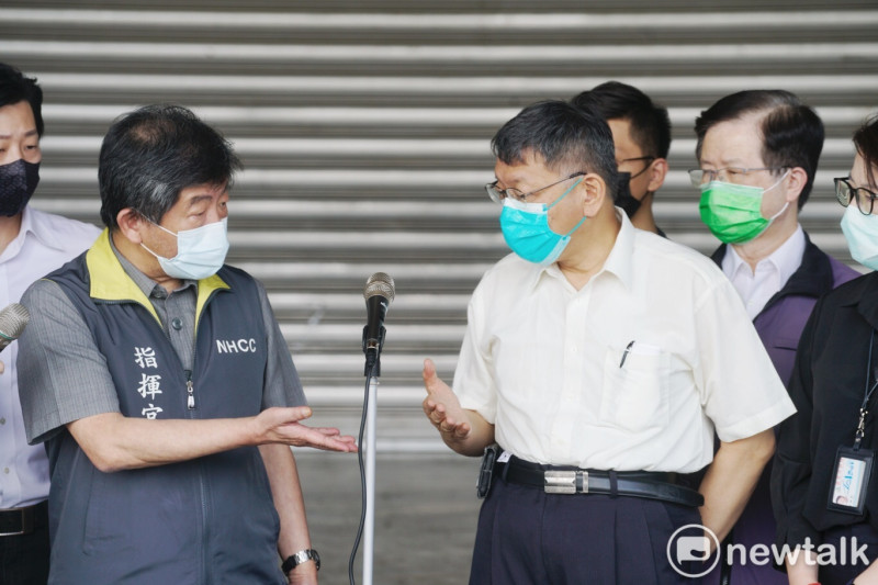 中央流行疫情指揮中心指揮官陳時中、台北市政府市長柯文哲宣佈成立聯合前進指揮所進駐環南市場。   圖：張良一 / 攝