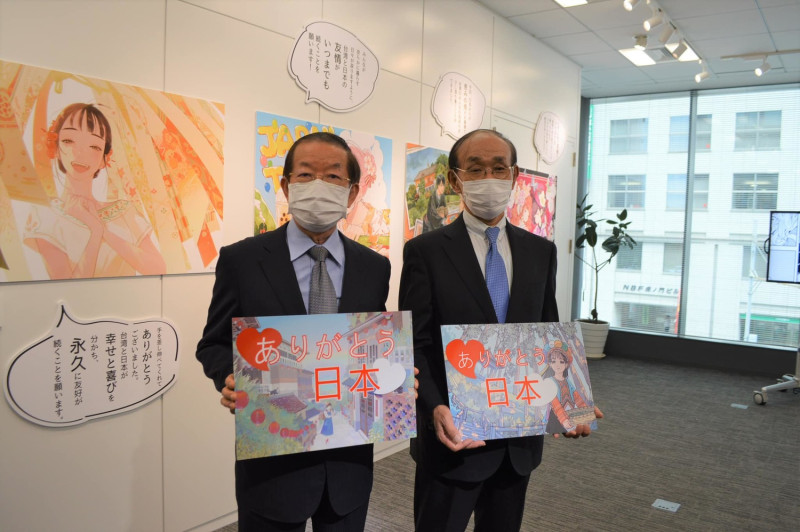 日本台灣交流協會理事長谷崎泰明(右)與駐日代表謝長廷(左)一同出席看展。   圖：文化部提供