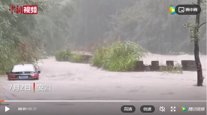 中國南方近日暴雨不斷，道路片成河流。   圖 : 翻攝自中新視頻