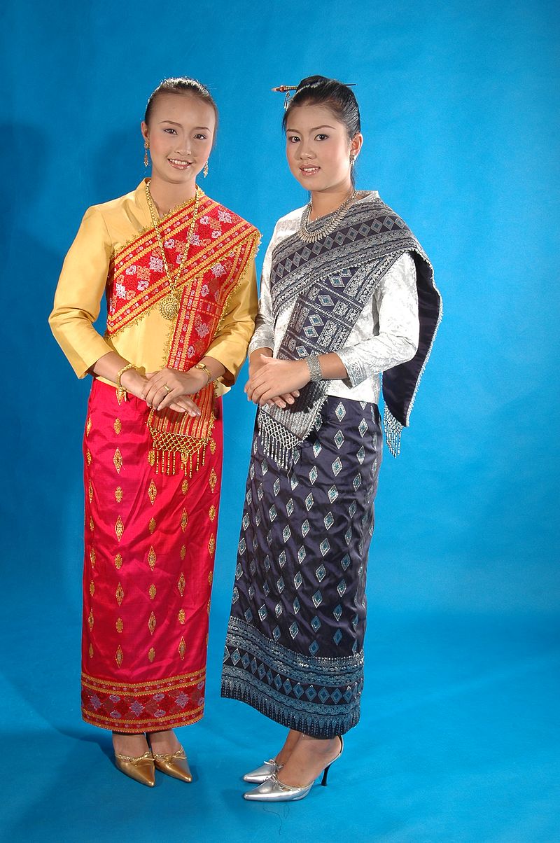 穿著寮國傳統服飾的女性（非本文所提到者）   PTD Phonsavan提供/CC BY 3.0