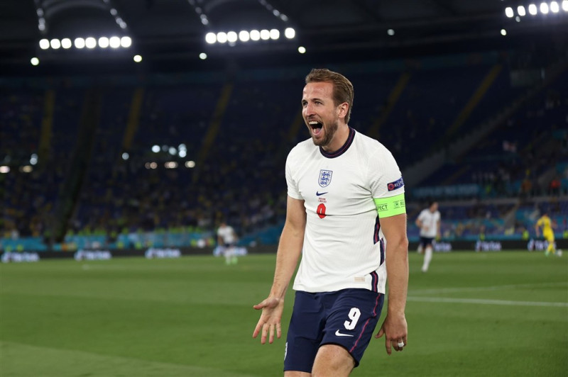 英格蘭3日在2020歐洲國家盃8強淘汰賽，隊長凱恩（前）於開賽僅4分鐘就攻進一球，終場英格蘭以4比0痛宰烏克蘭隊。   圖取自facebook.com/EURO2020）