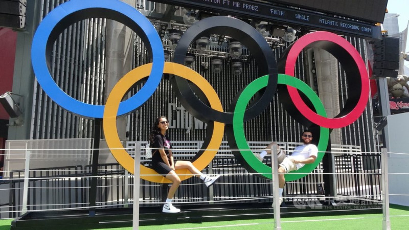 東京奧運7月23日開幕，美國轉播單位國家廣播公司（NBC）舉辦「五環跨越美國」宣傳造勢，首站在好萊塢環球影城供遊客拍照。   圖/中央社