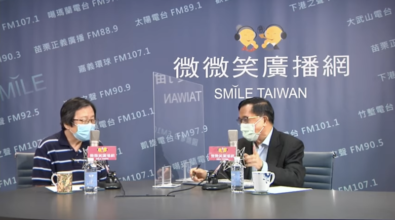 前國安會秘書長邱義仁（左）4日接受廣播電台「微微笑廣播電台」節目《有夢上水》主持人、前總統陳水扁（右）專訪。   圖：翻攝微微笑廣播網直播