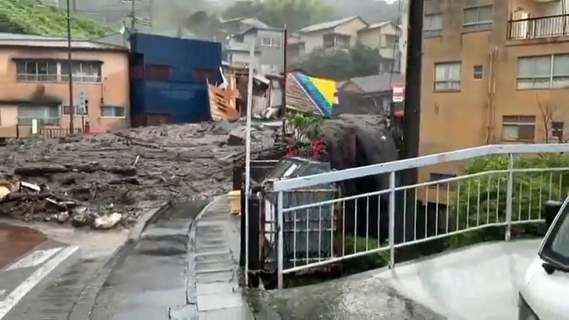 日本靜岡縣熱海市發生大規模土石流，目前至少有20人下落不明。   圖：翻攝自推特