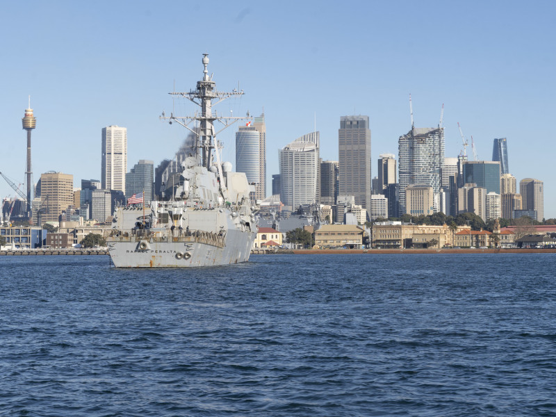 美澳「護身軍刀」軍演，美國軍艦駛進澳洲雪梨港。   圖：翻攝Royal Australian Navy推特