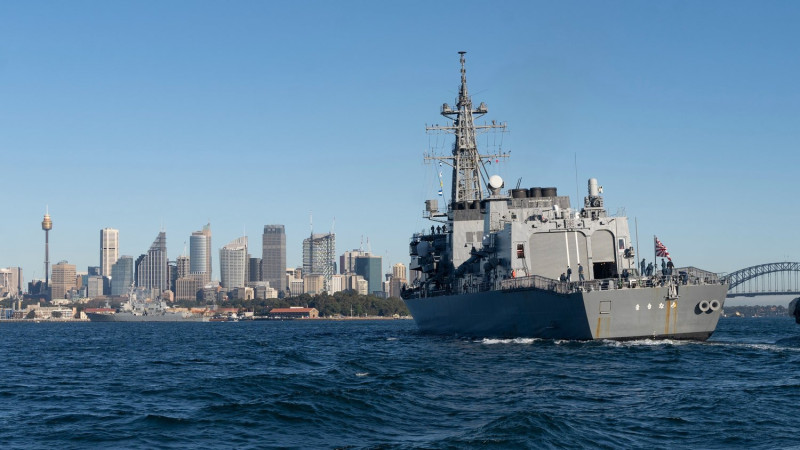 美澳「護身軍刀」軍演，日本海上自衛隊軍艦駛進澳洲雪梨港。   圖：翻攝Royal Australian Navy推特
