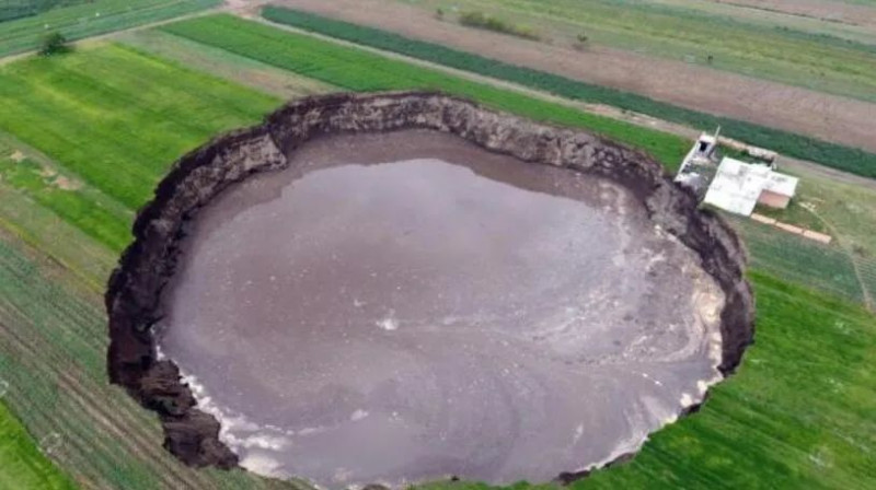 墨西哥普埃布拉州出現天坑，後研究表明為石灰岩溶解導致。   圖: 翻攝自環球網
