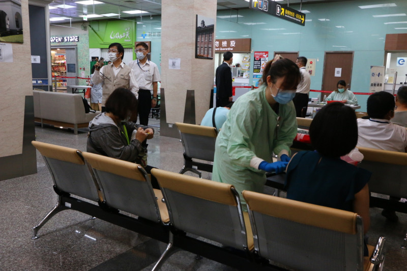機場工作人員施打疫苗。   圖：交通部民航局／提供