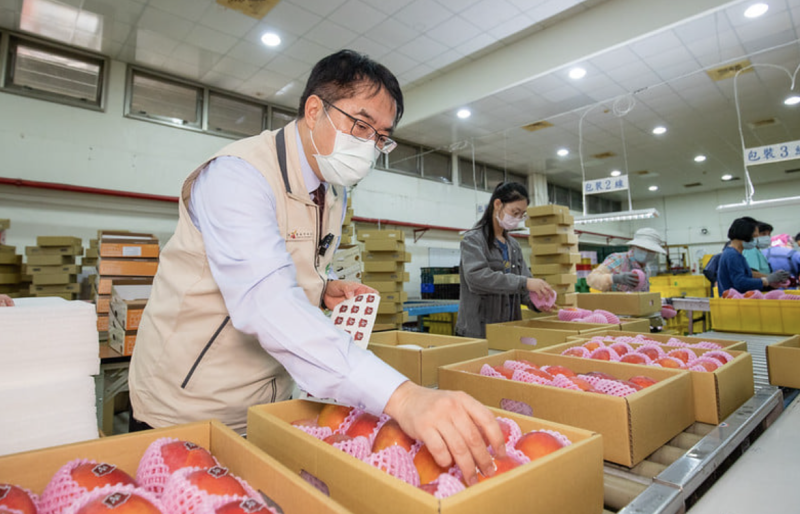 台南郵局協助芒果農民行銷，6月15日推出後半個月內創下超過10公噸銷售佳績。   圖：擷取自黃偉哲臉書